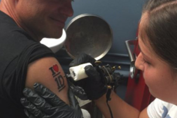 Cha xam hinh One Direction de con lay ve VIP nhung that bai hinh anh