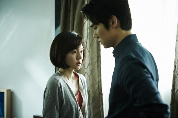 Sung Yeol (Yoo Yeon Seok) hứa giúp Ji Yeon (Lim Soo Jung) đổi đời nếu cô chịu tham gia kế hoạch chiếm đoạt tài sản của chủ tịch Kim.
