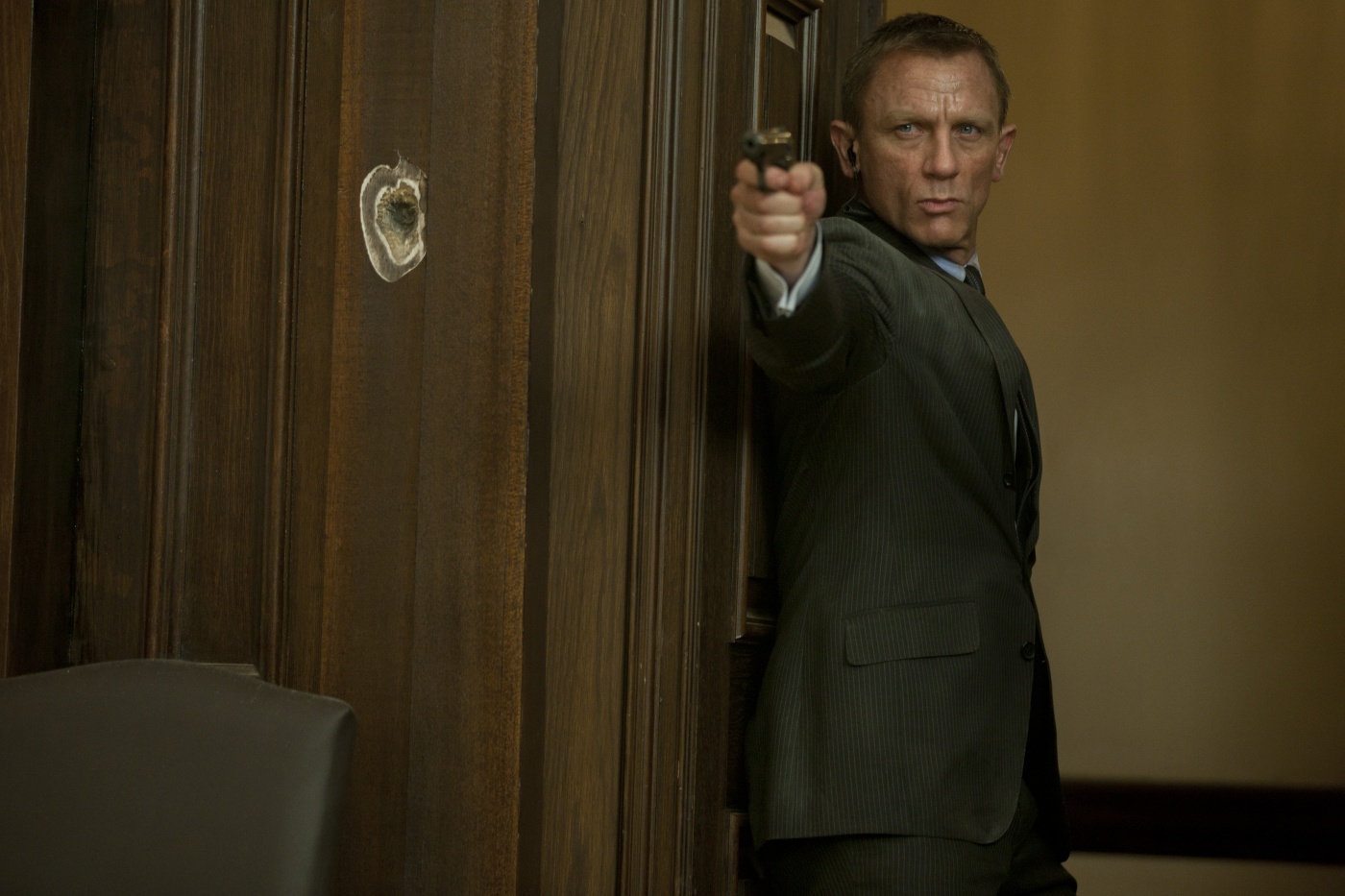 Ở ngoài thực địa, James Bond thường xuyên