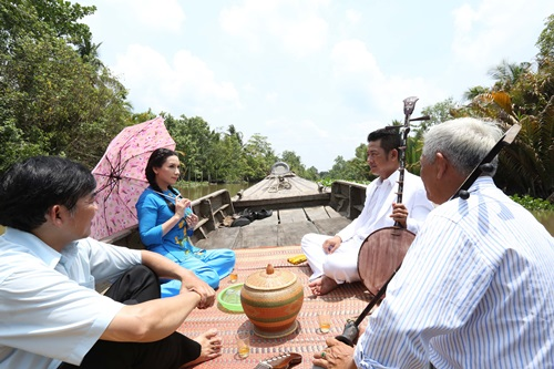 Nhiều tình tiết trong phim “kịch” và sáo rỗng