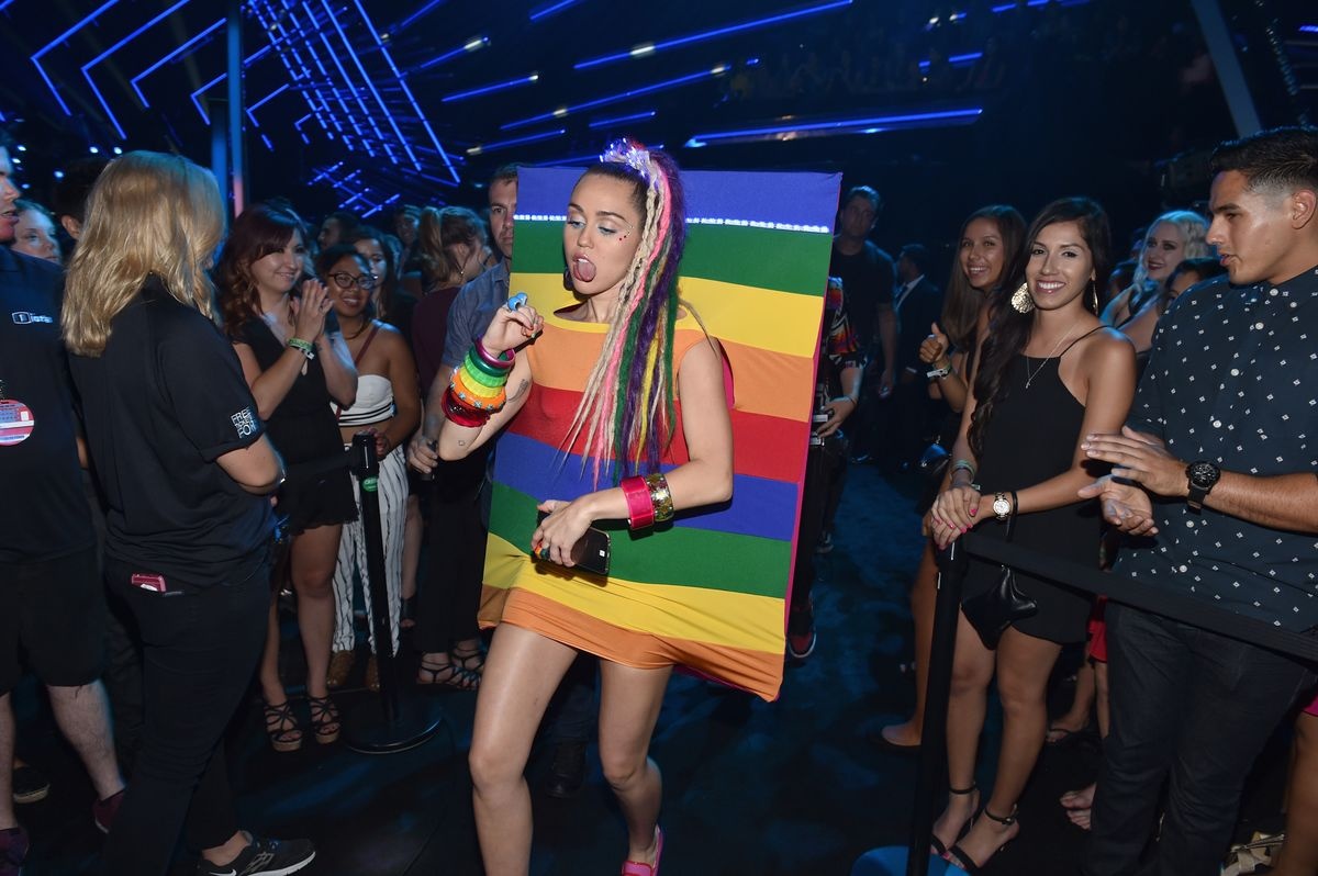 MTV VMA 2015 gay on ao vi chuyen ben le hinh anh