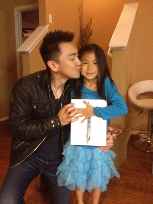 Điền Thái Toàn bên con gái.