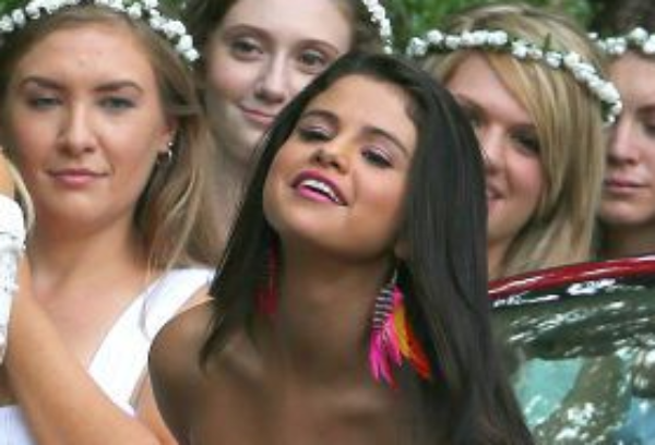 Selena Gomez tham gia phim hai cua Zac Efron hinh anh