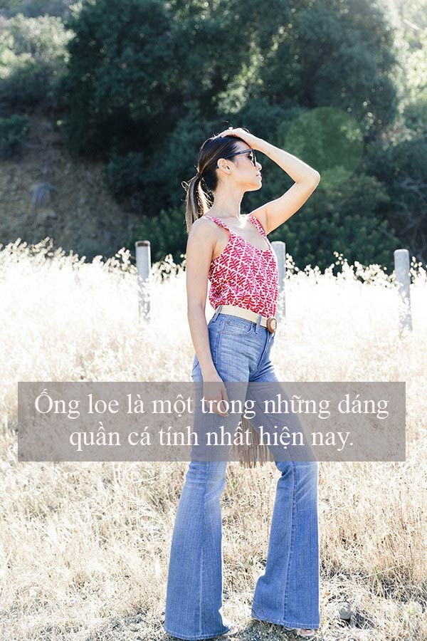 Khi mà không nhiều người dám mặc lại thiết kế vốn bị gắn mác lỗi mốt này, thì hơn lúc nào hết chúng lại càng trở nên khác biệt và ấn tượng. Thực tế rằng, với bất cứ ai am hiểu về thời trang đều biết rằng xu hướng là một vòng quay của thời gian và quần ống loe đang là kiểu quần hot nhất sàn diễn cao cấp thế giới. Vì vậy, diện một chiếc quần ống loe ở thời điểm này, bạn sẽ trở thành cô nàng thật cá tính.