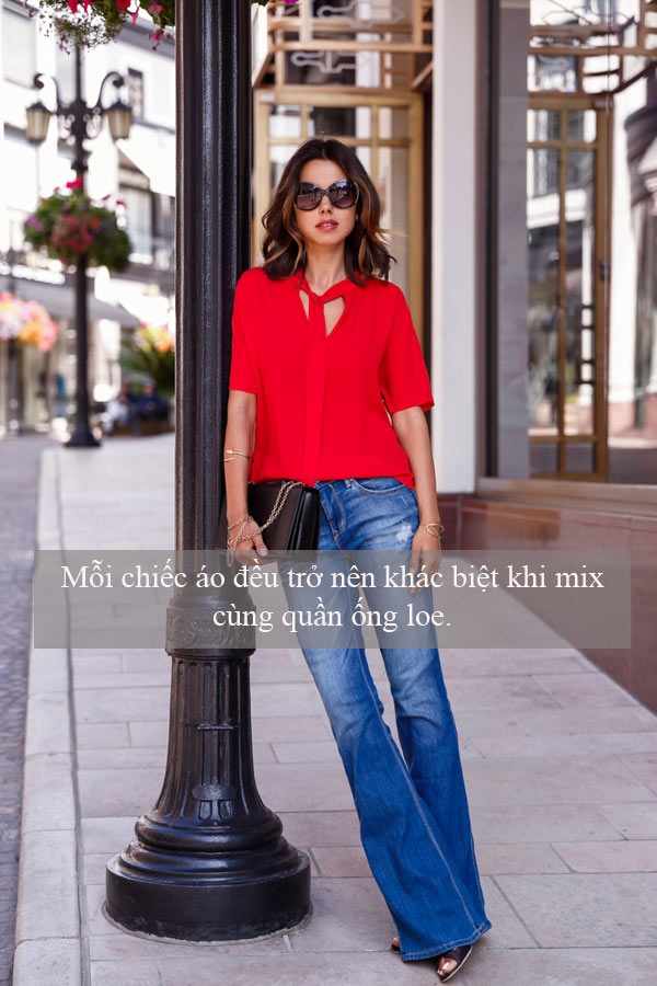 Bản thân quần ống loe là một thiết kế vô cùng cá tính ở thời điểm hiện tại, vì vậy cho dù bạn mix chúng với chiếc áo nào đi từ từ crop top, sơ mi, áo thun basic, cho tới những mẫu áo điệu đà… chúng đều trở nên đặc biệt hơn.