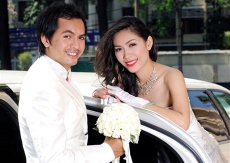 Sau khi kết hôn, Đức Tiến sang Mỹ định cư cùng vợ.