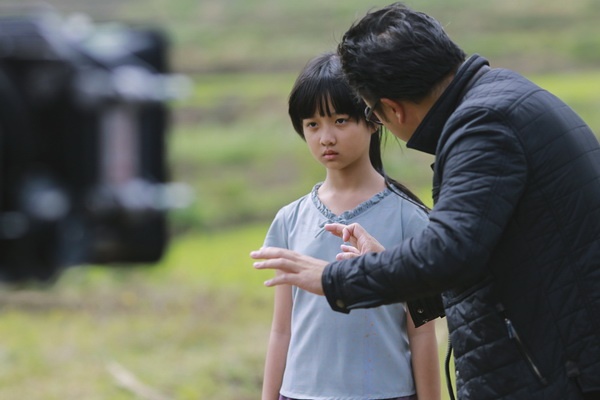 Hau truong ba thien than nhi trong 'Toi thay hoa vang tren co xanh' hinh anh