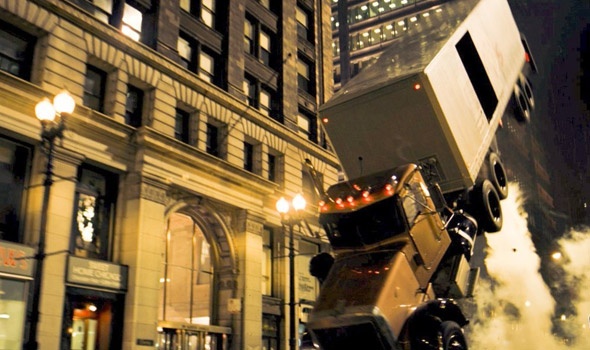 Canh xe tai lon nhao trong 'The Dark Knight' hinh anh