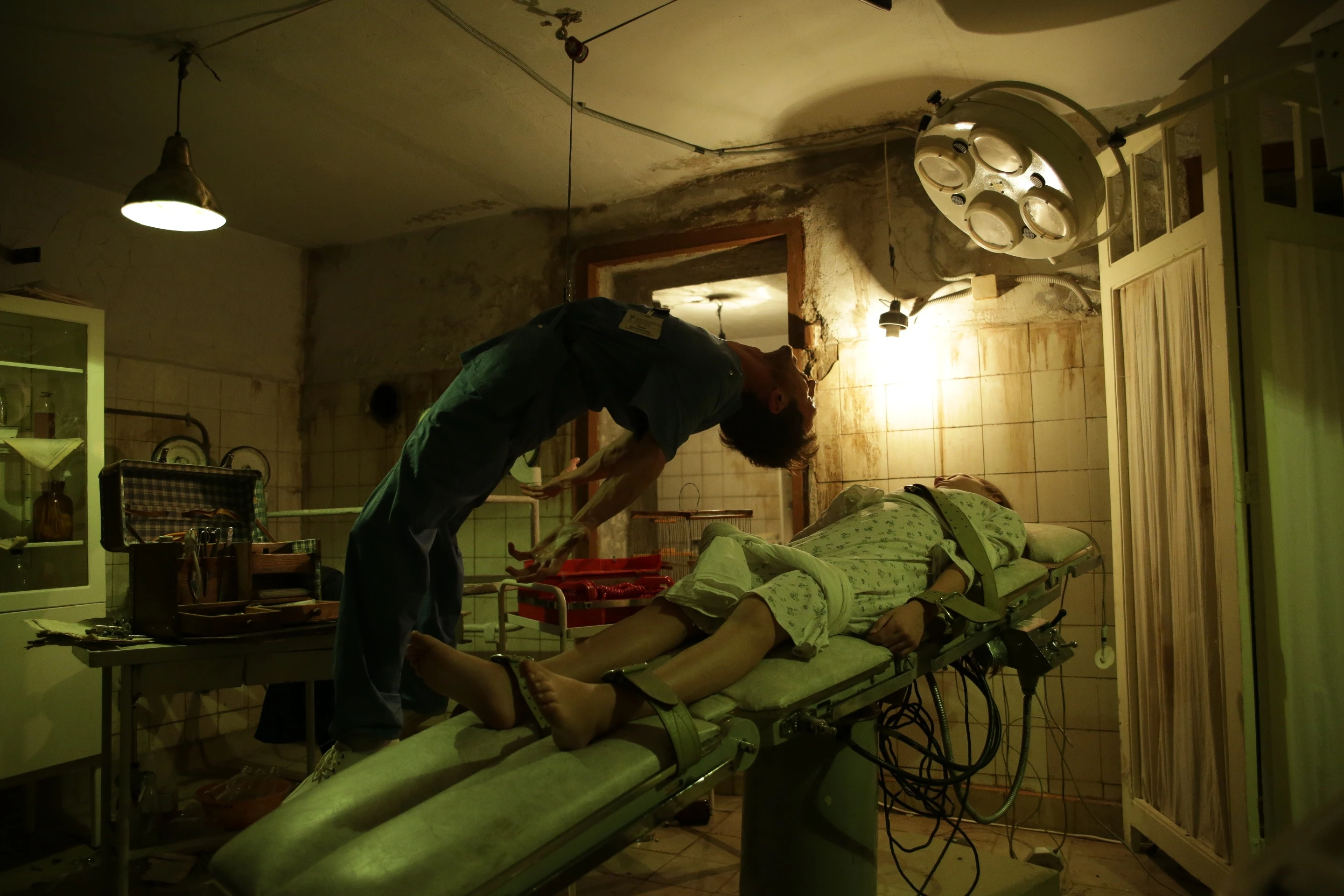 Hình 2: Những cảnh ghê rợn xuất hiện dồn dập từ đầu đến tận phút cuối phim.