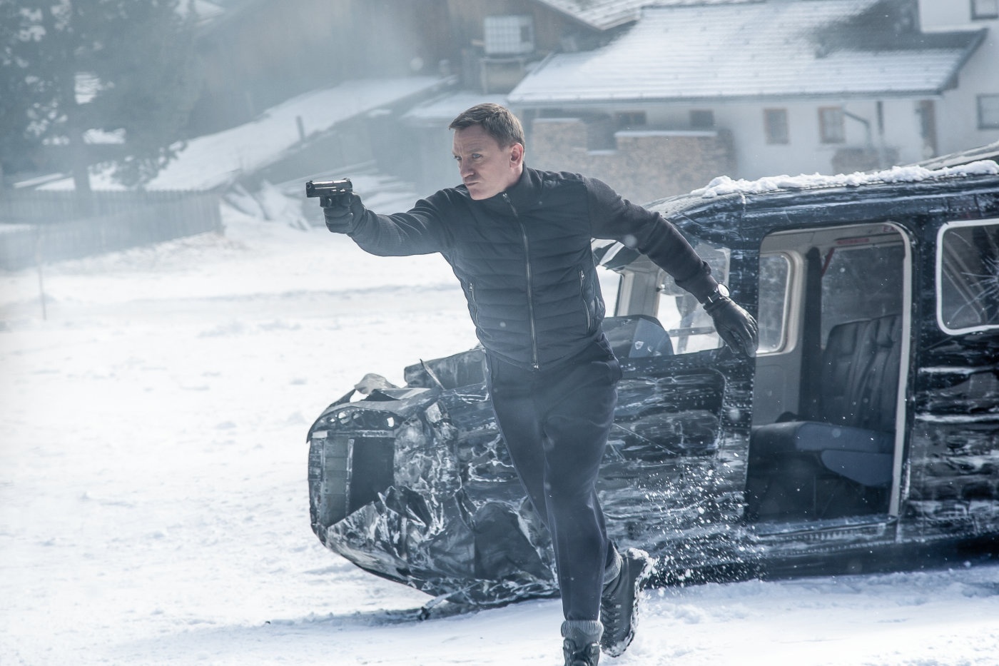 Cốt truyện của Spectre không mang nhiều đột phá. Bản thân phần hành động của phim cũng chưa có sáng tạo so với những tập gần đây.