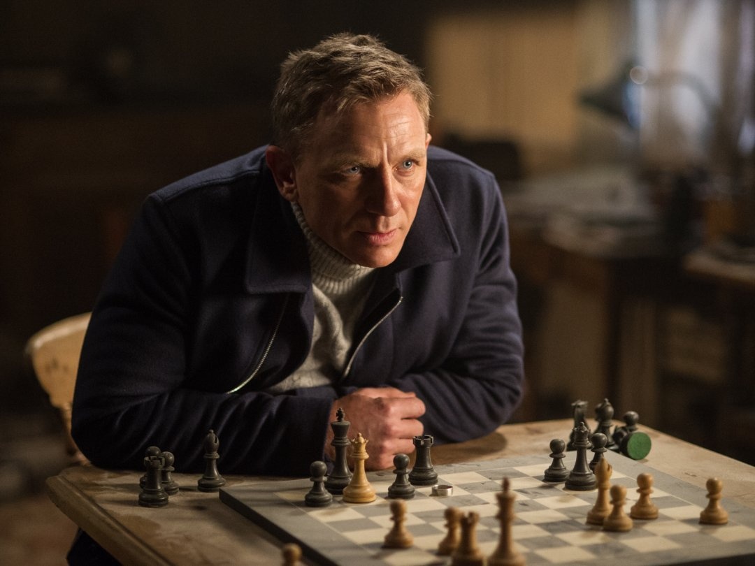 Sau thành công của Skyfall, Spectre đứng trước áp lực doanh thu rất lớn. Cả hai tập phim đều do đạo diễn Sam Mendes thực hiện.
