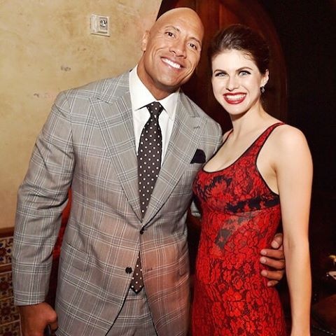 Bức hình The Rock đăng tải như lời chúc mừng anh gửi tới Alexandra Daddario. Hai người mới sắm vai cha con trong bom tấn San Andreas hồi mùa hè.
