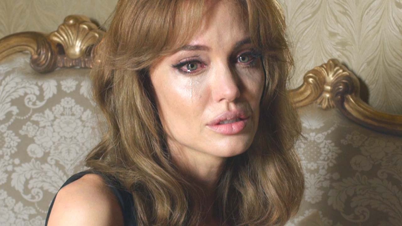 Dang sau that bai phong ve moi nhat cua Angelina Jolie hinh anh