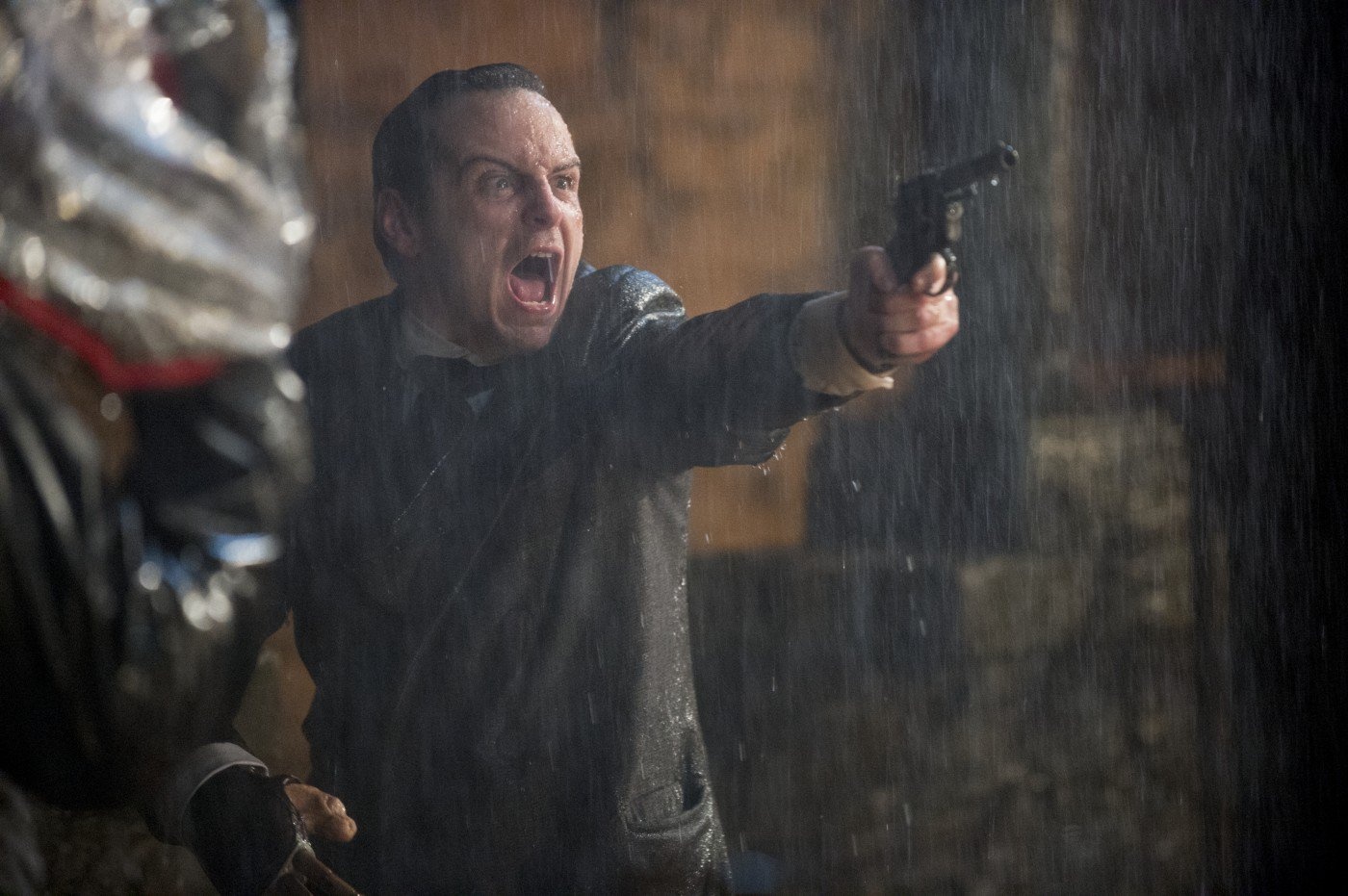 Các tuyến nhân vật phụ chưa tạo ra được sức nặng cho bộ phim.