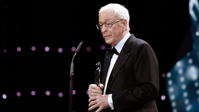 Michael Caine trên sân khấu của European Film Awards 2015.