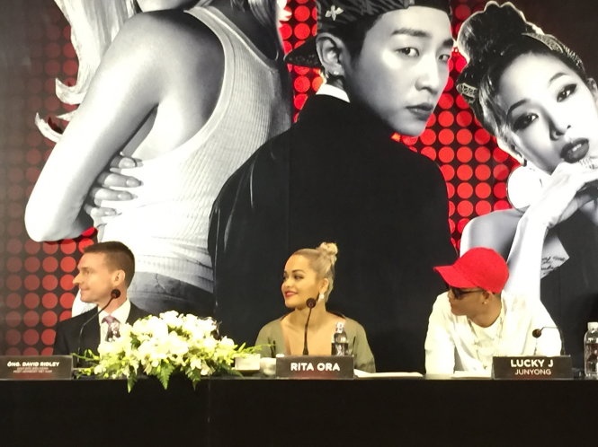 Rita Ora và các nghệ sĩ tại họp báo vào sáng 21-12 tại TP.HCM - Ảnh: Q.N.