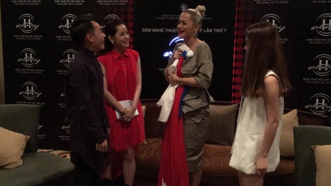 Rita Ora thể hiện sự vui sướng khi nhận được quà tặng đặc biệt là bộ áo dài của NTK Thuận Việt - Ảnh: Anh Tài