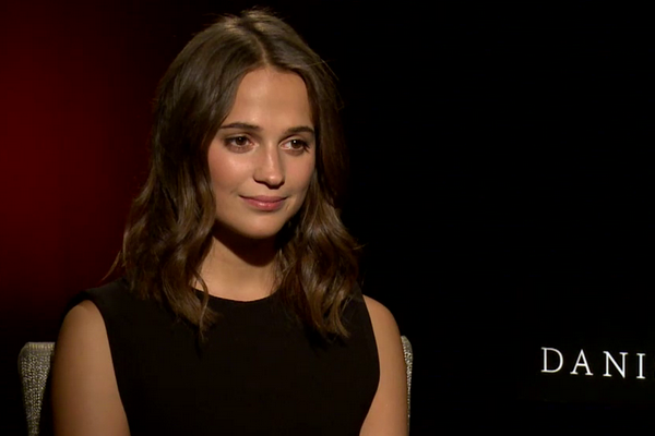 Alicia Vikander tra loi Zing.vn ve bo phim Co gai Dan Mach hinh anh