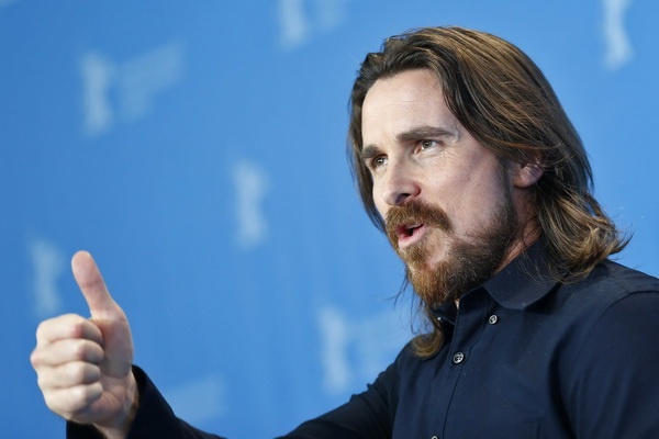Christian Bale bo vai Enzo Ferrari do khong tang can kip hinh anh