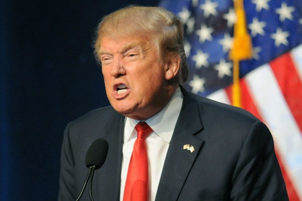 Donald Trump bi gieu mac benh AIDS trong phim hai hanh dong hinh anh