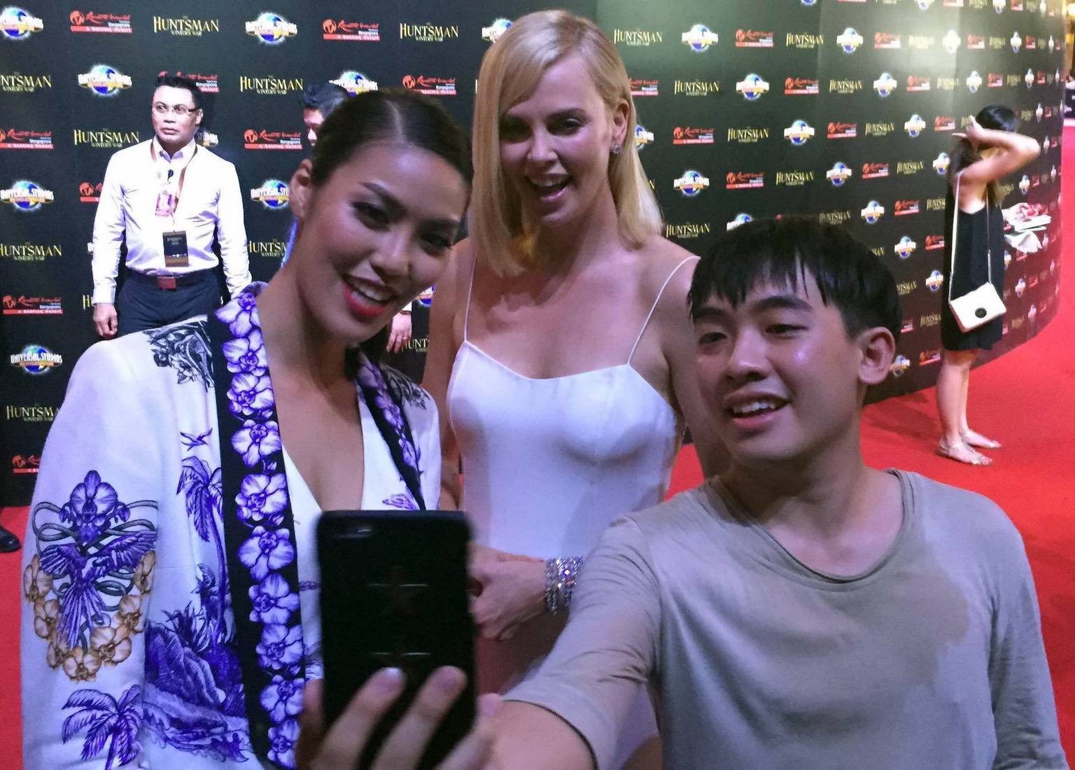 Lan Khuê và Phở Đặc Biệt tại họp báo Huntsman ảnh 2 Lan Khue va Pho Dac Biet tai hop bao Huntsman anh 2