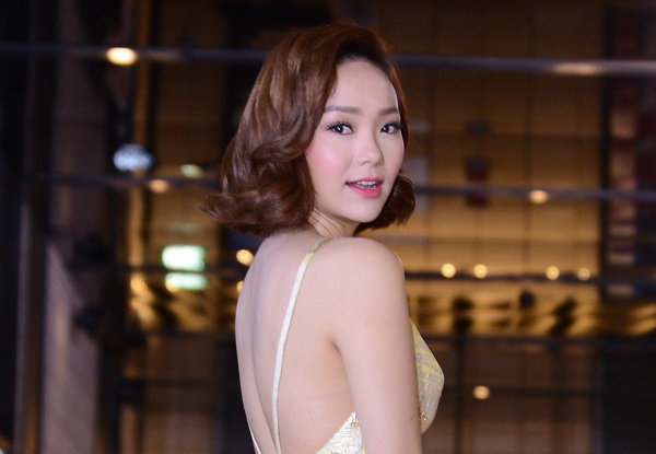 Minh Hang bat chap tat ca de dong canh nong hinh anh