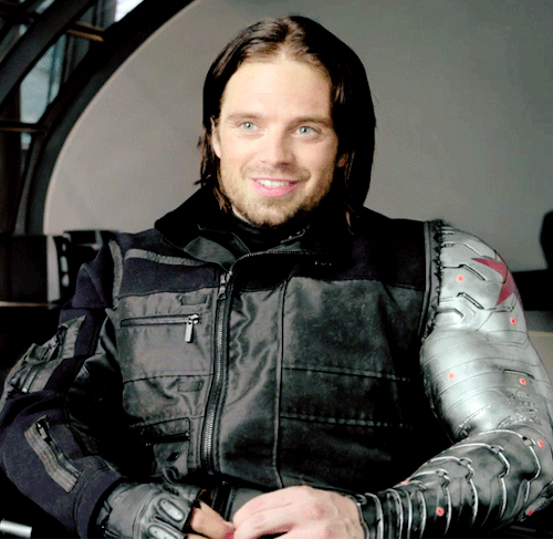 Sebastian Stan: Ga ‘Chien binh Mua dong’ co nu cuoi toa nang hinh anh