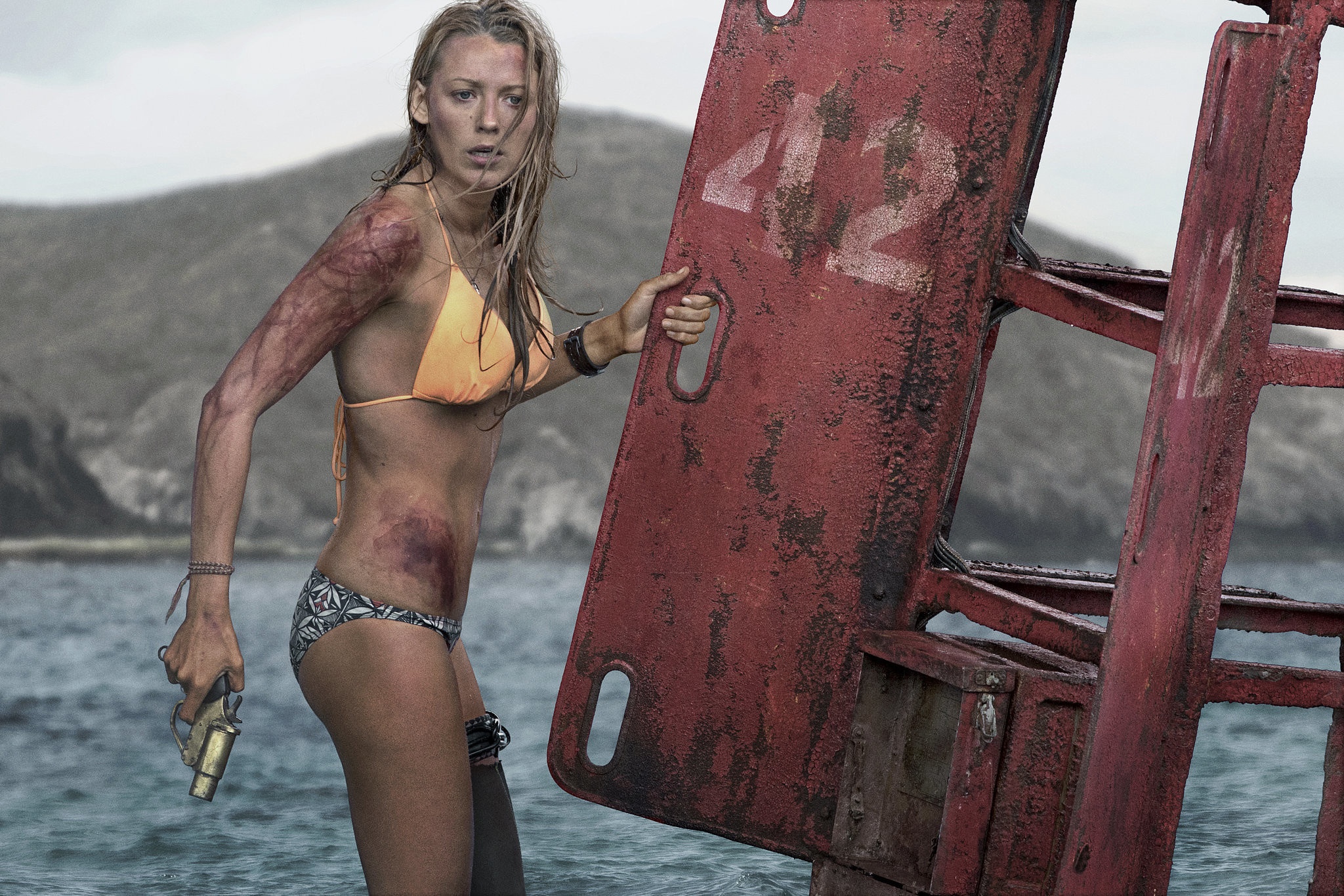 Mot thanh nien bi dam trong thuong khi di xem ‘The Shallows’ hinh anh