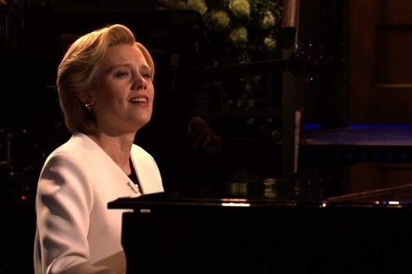 Nu danh hai hoa trang thanh Hillary Clinton hat ‘Hallelujah’ hinh anh