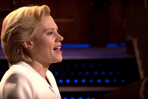 Kate McKinnon hoa trang thanh Hillary Clinton hat 'Hallelujah' hinh anh
