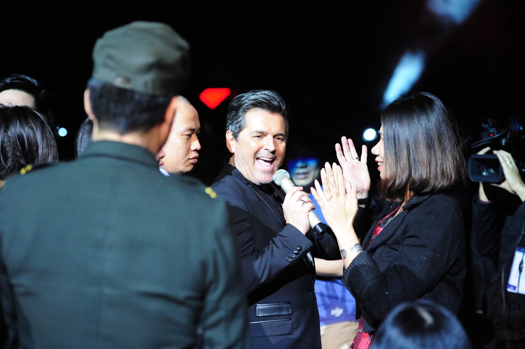 4.000 khan gia Ha Noi dung day nhay cung Modern Talking hinh anh