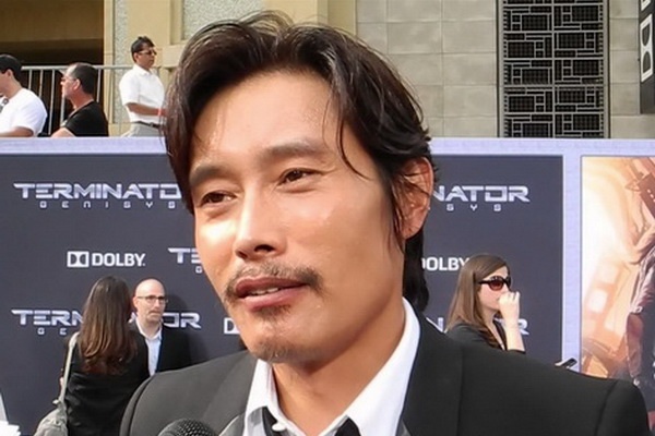 Lee Byung Hun bi phan biet chung toc khi dong phim o My hinh anh