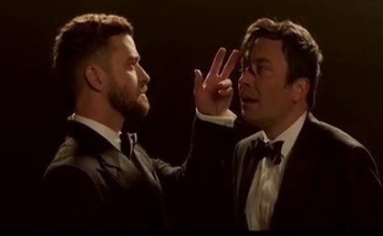 Clip hai huoc mo man le trao giai Qua cau vang 2017 hinh anh