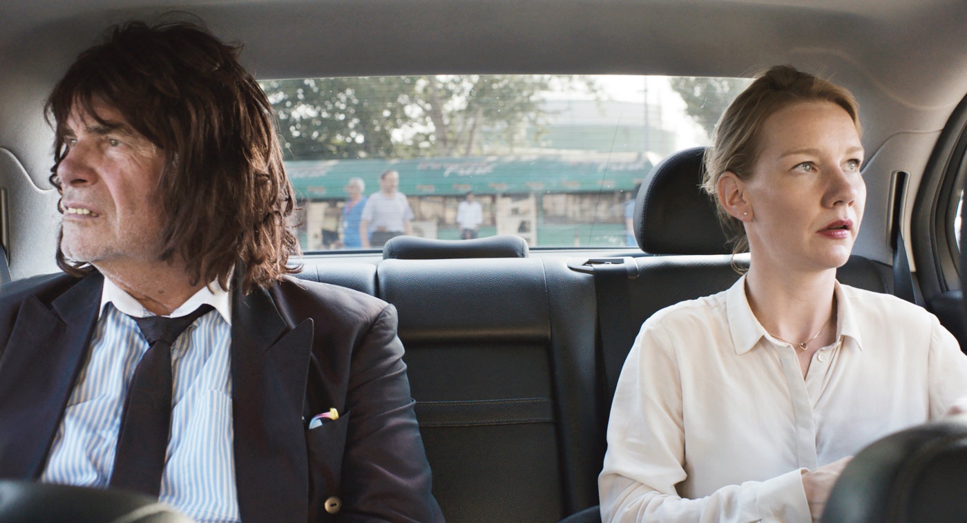 review phim Toni Erdmann anh 3