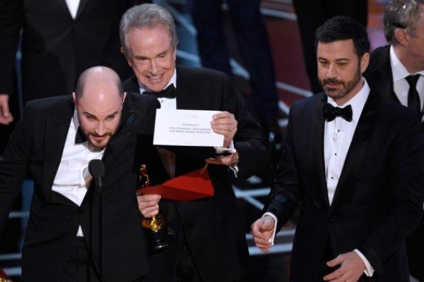 Ly do Oscar 2017 mac sai lam bi hai nhu Hoa hau Hoan vu 2015 hinh anh