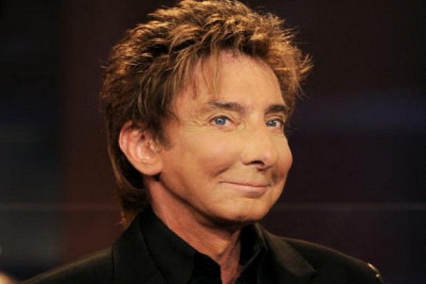 Danh ca nuoc My cong khai dong tinh o tuoi 73 hinh anh