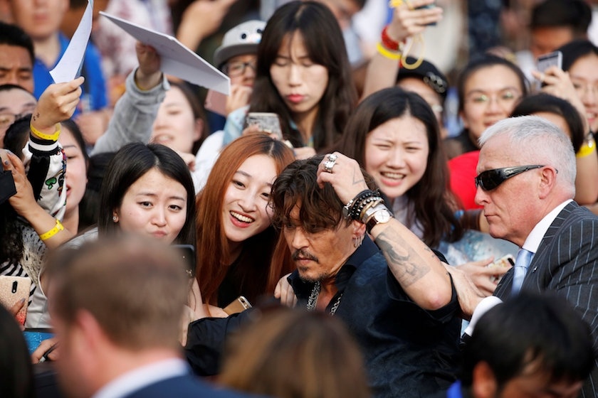 Dan sao 'Cuop bien Caribbean 5' gui loi chao doc gia Viet Nam hinh anh