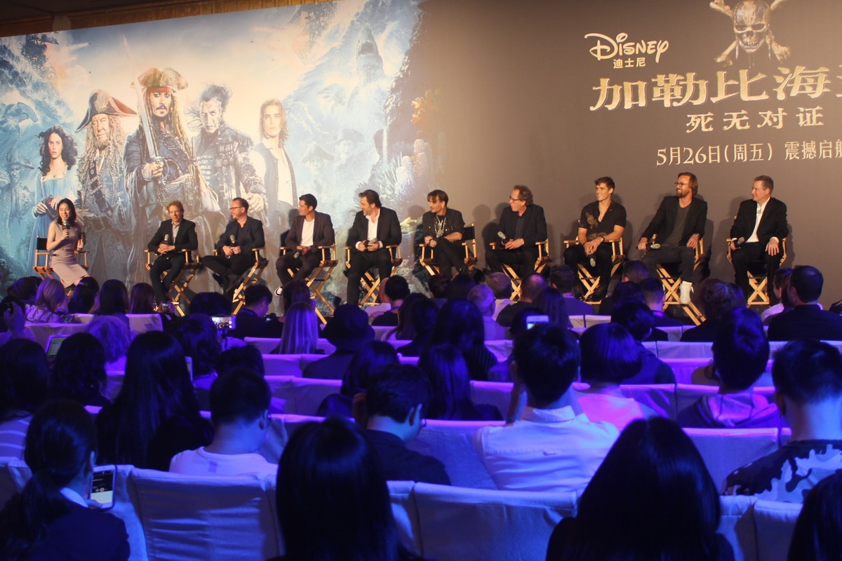 Khong khi buoi hop bao ‘Cuop bien Caribbean: Salazar bao thu’ tai Thuong Hai hinh anh