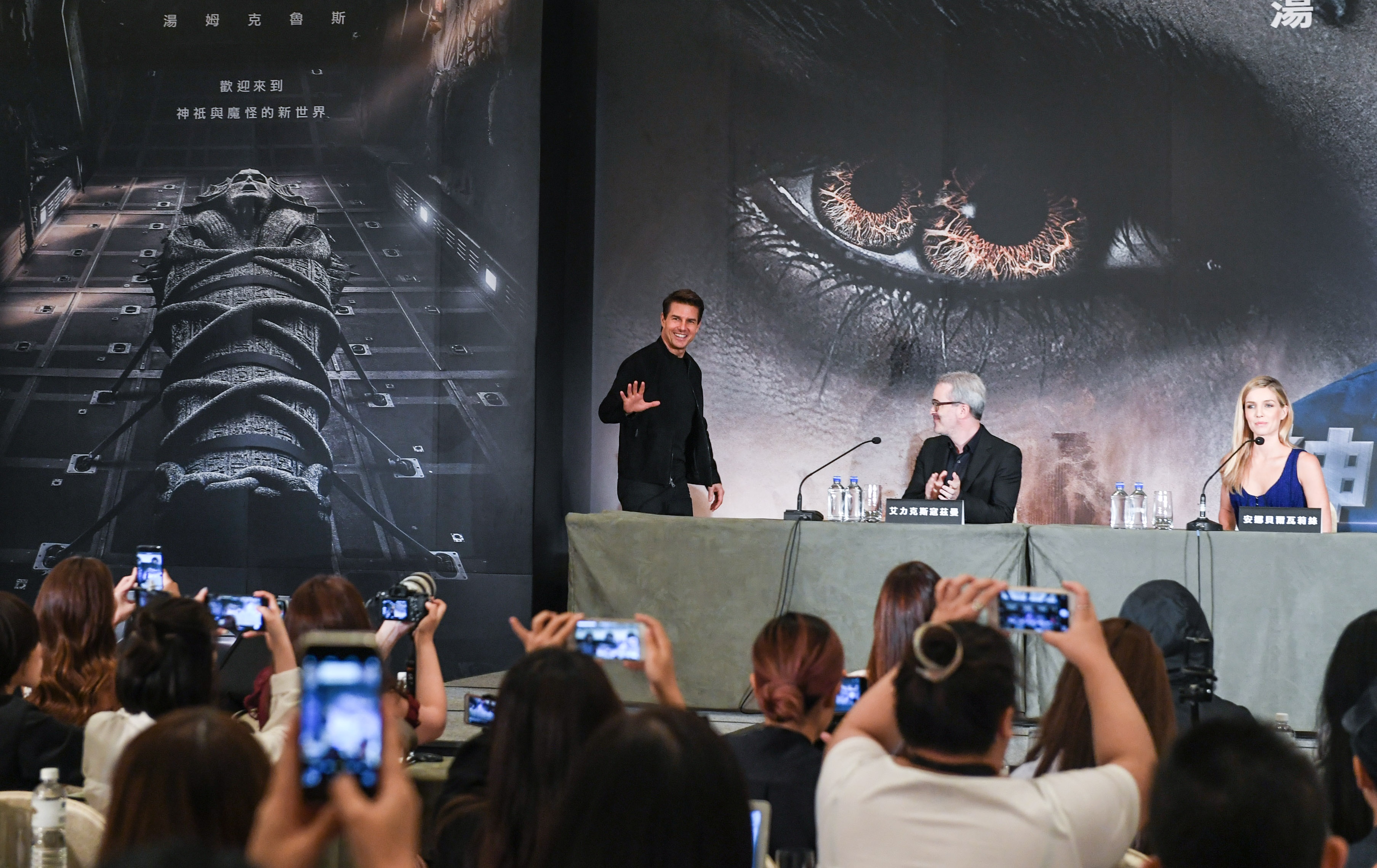 Bau khong khi buoi hop bao 'Xac uop' tai Dai Loan, Trung Quoc hinh anh