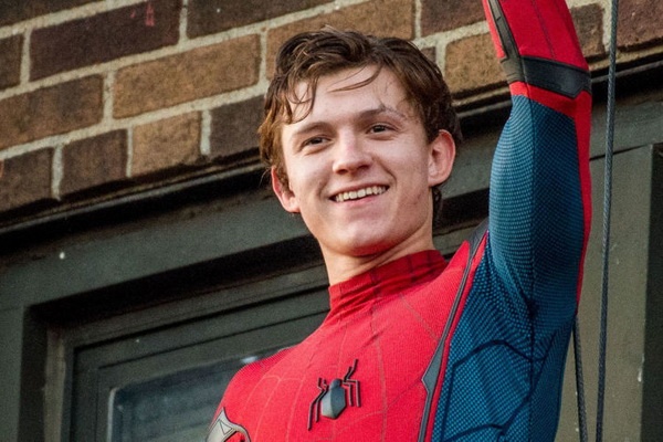 Tom Holland: 'Nguoi nhen xung dang tro thanh thanh vien Avengers' hinh anh