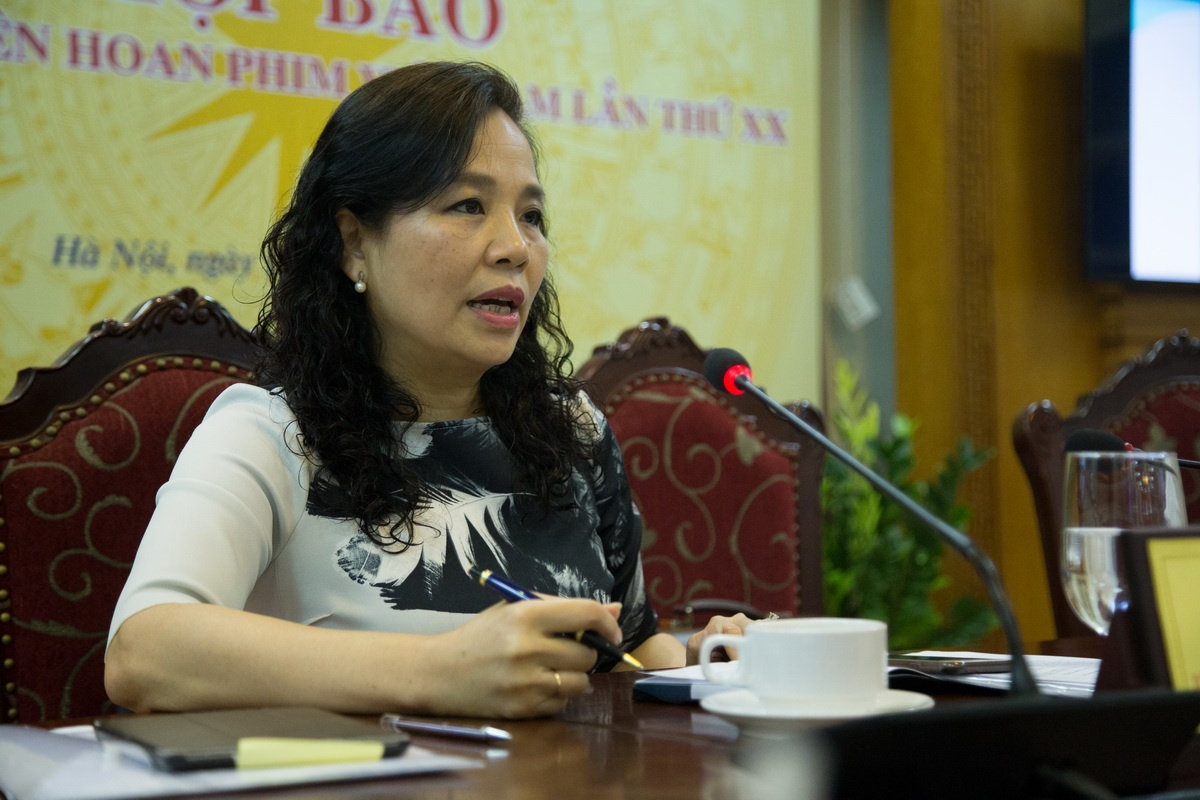 Cuc truong Ngo Phuong Lan tra loi ben le hop bao hinh anh