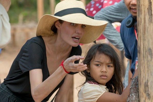 Tu cuon sach 2 USD, Angelina Jolie dang dung truoc co hoi Oscar hinh anh
