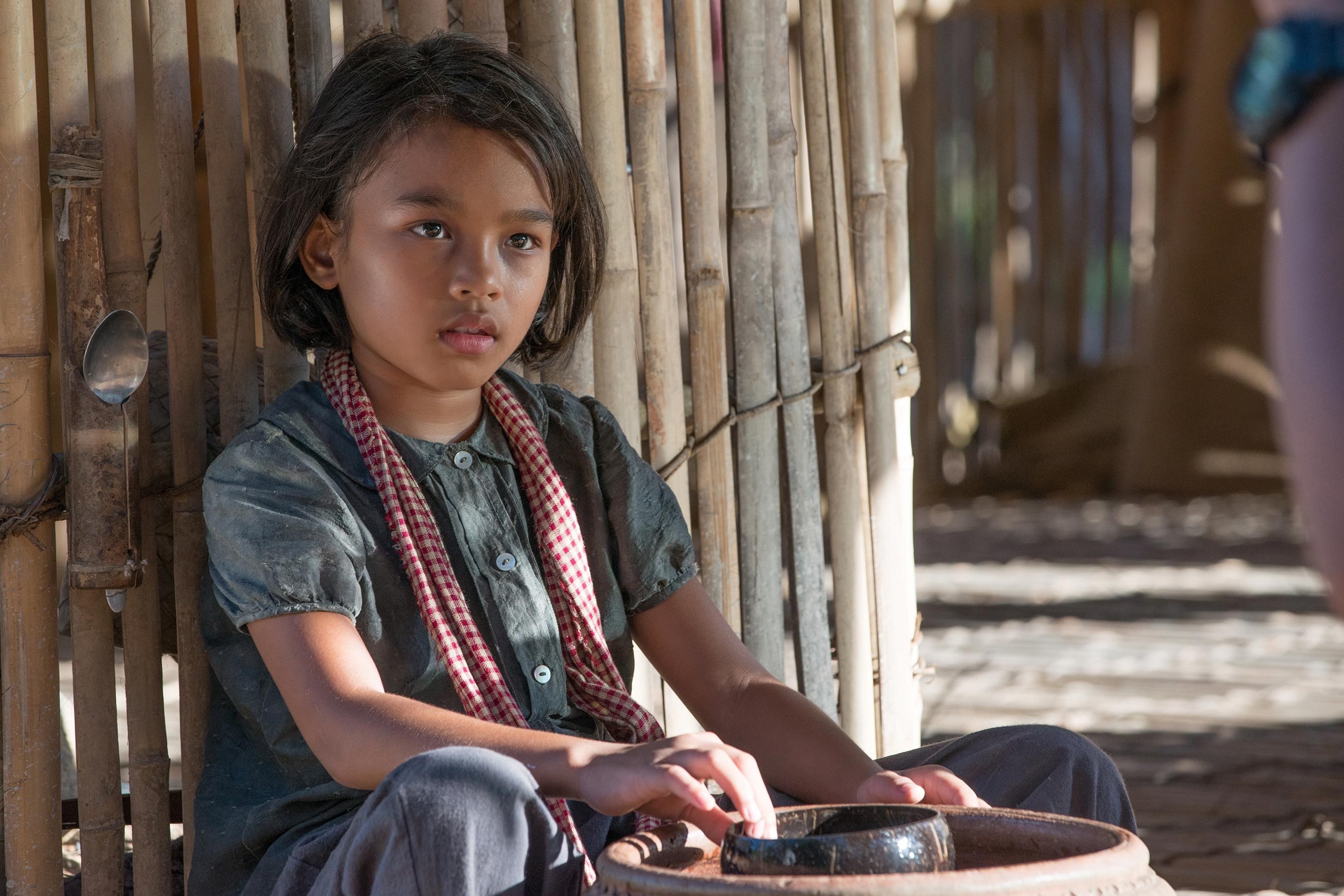 Trailer bo phim 'First They Killed My Father' hinh anh