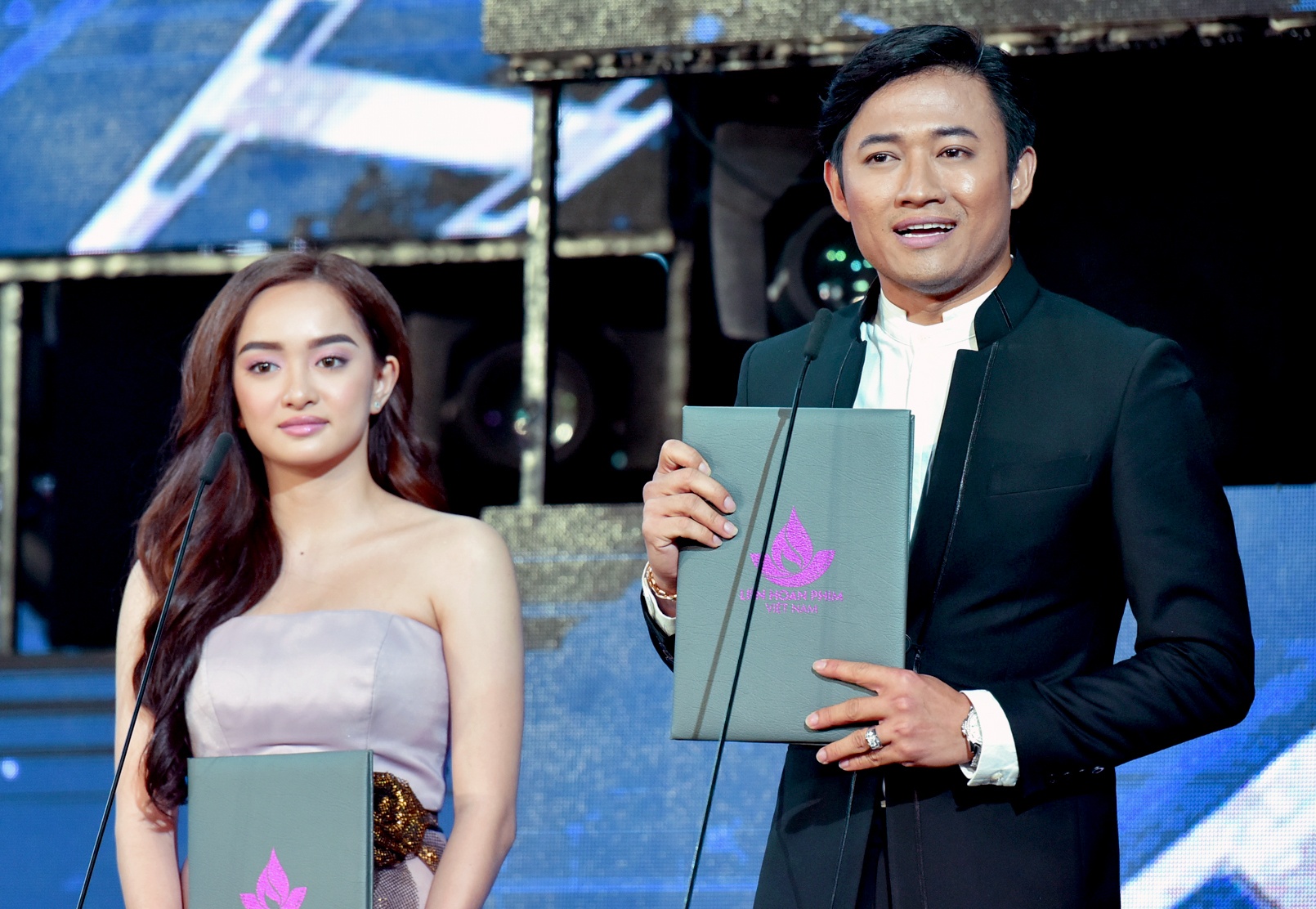Giai Bong sen vang: ‘Em chua 18’ va nhung dieu gay kho hieu hinh anh