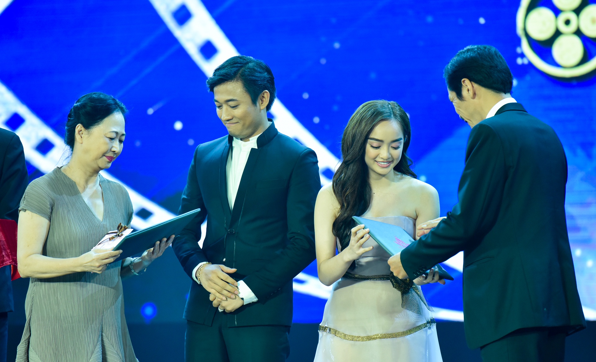 Giam khao, dao dien noi ve Bong sen vang cua 'Em chua 18' hinh anh