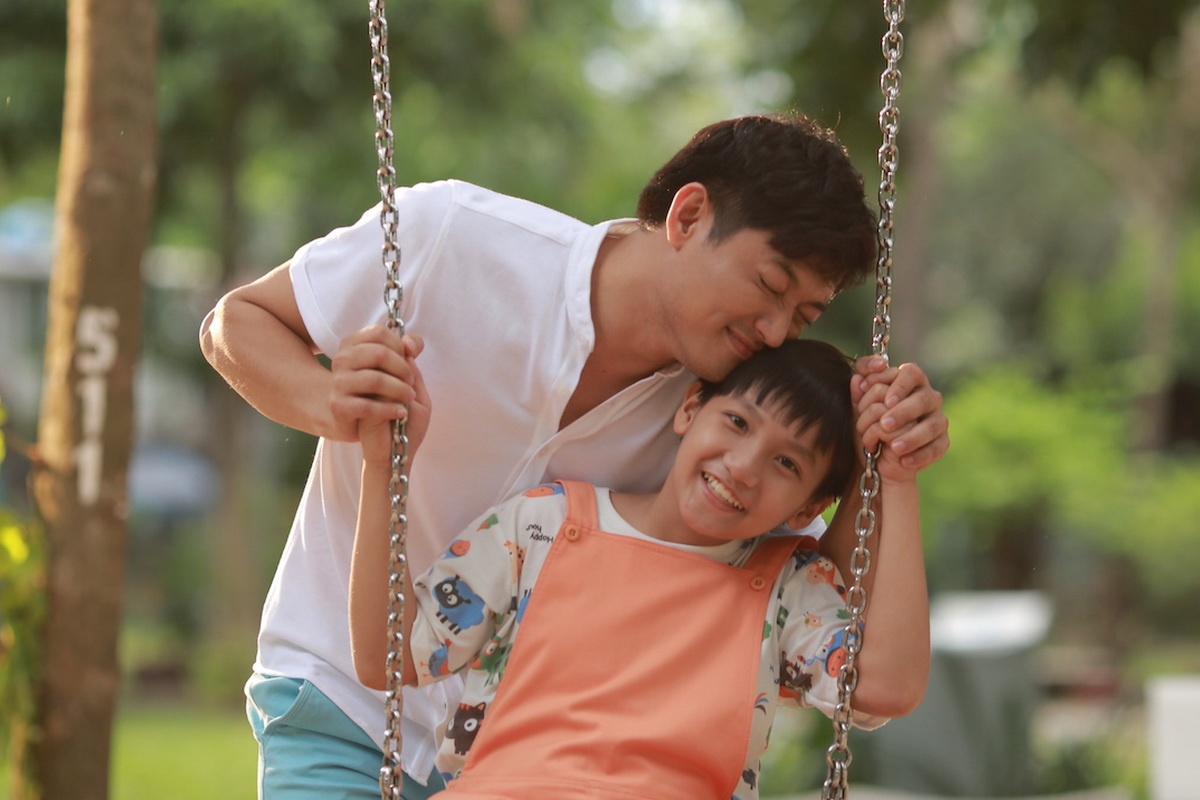 Quy Binh sam vai cha don than trong ‘O day co nang’ hinh anh