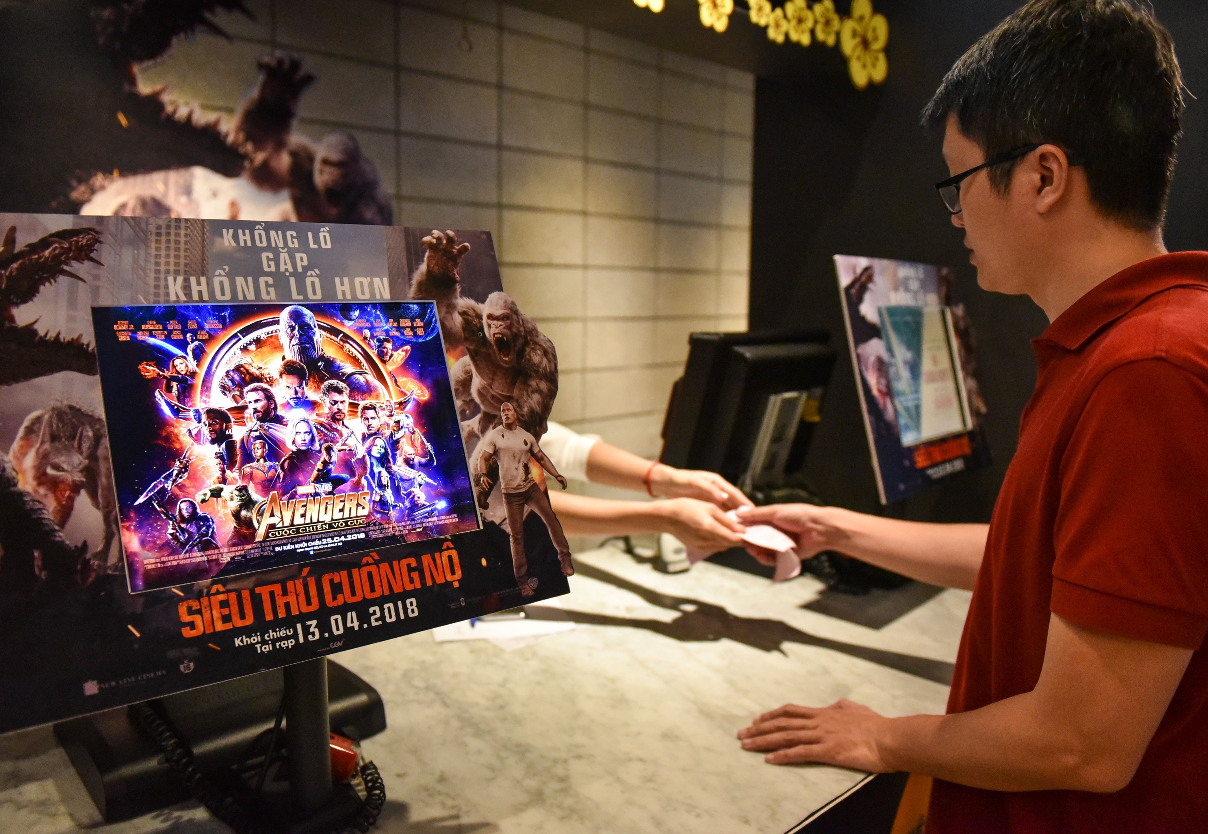 Bau khong khi cac suat chieu som ‘Avengers: Cuoc chien Vo cuc’ hinh anh