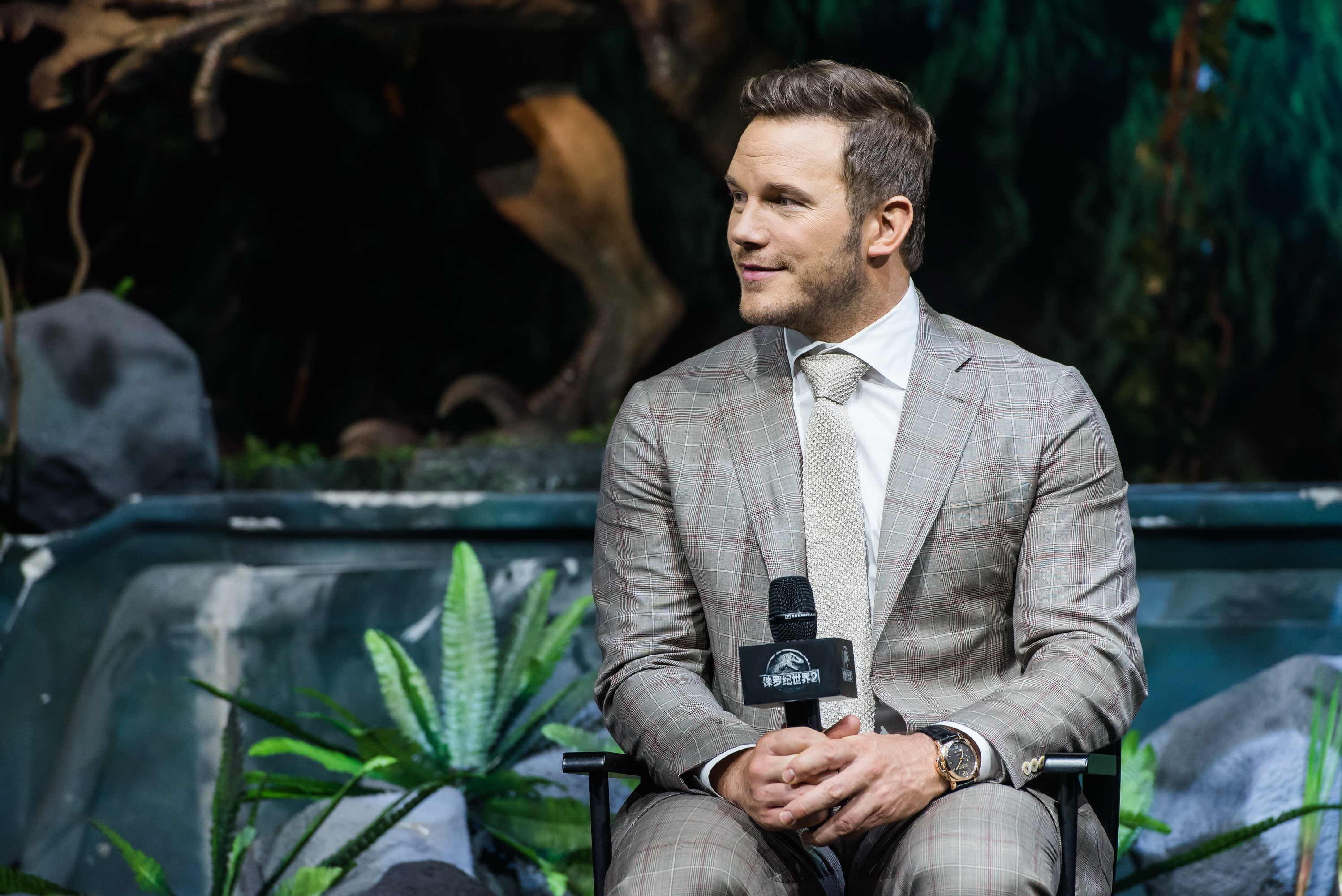Chris Pratt bi ngam trong nuoc tieu khi dong ‘The gioi khung long 2’ hinh anh