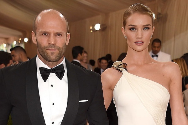 Jason Statham to chuc dam cuoi vao dung dem giao thua hinh anh