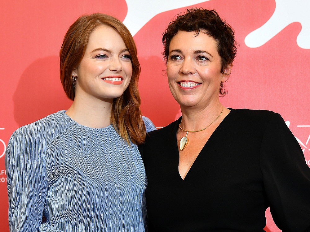 Emma Stone duoc ban dien ca ngoi khi dong chung canh giuong chieu hinh anh